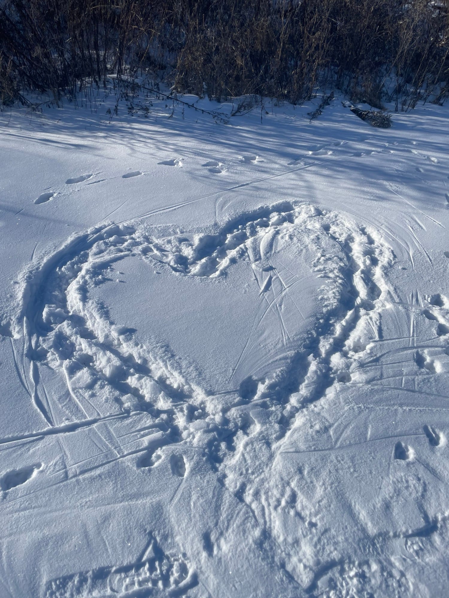Jemand hat ein Herz in den Schnee gemalt.