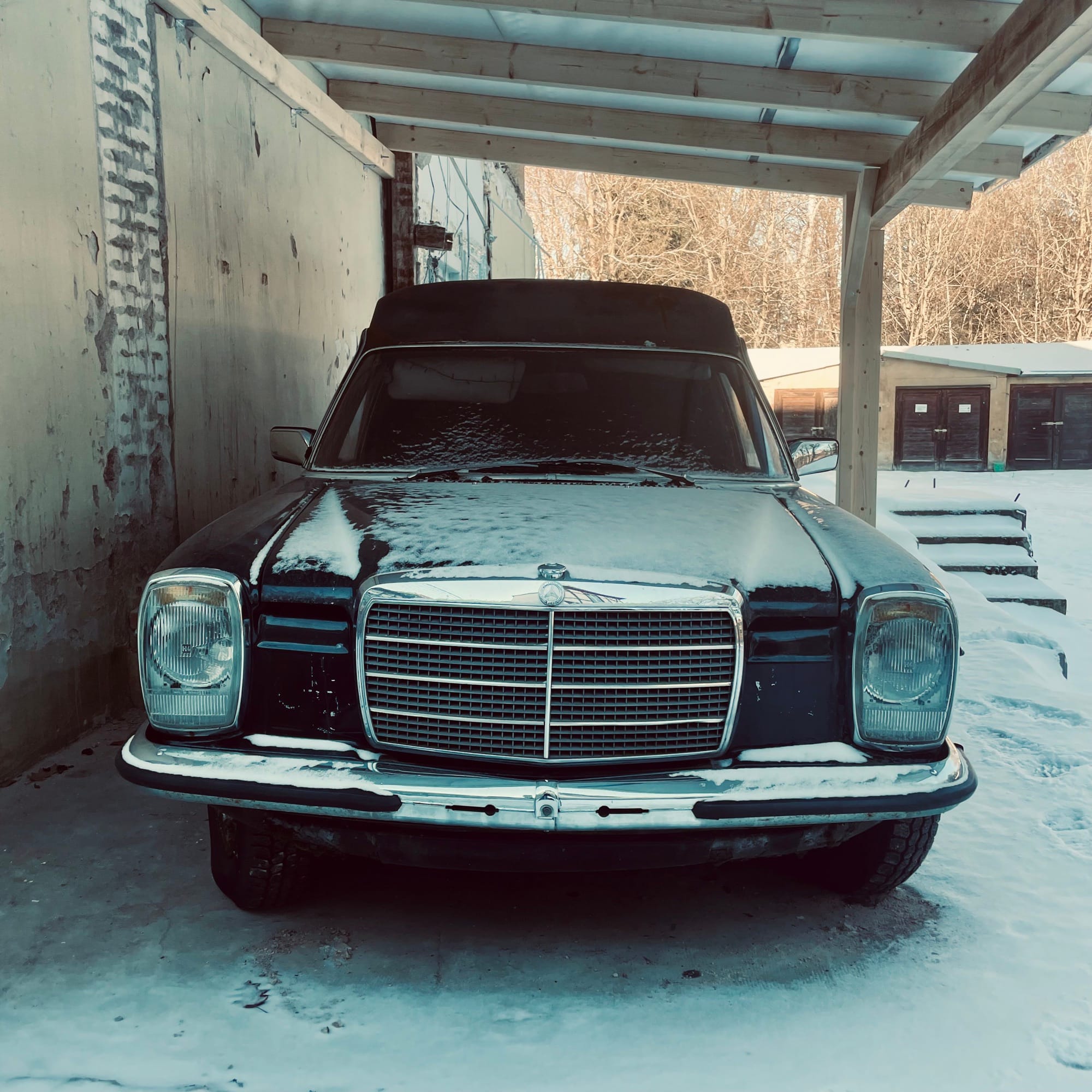 Ein Mercedes-Benz /8 W114 Leichenwagen-Umbau 
