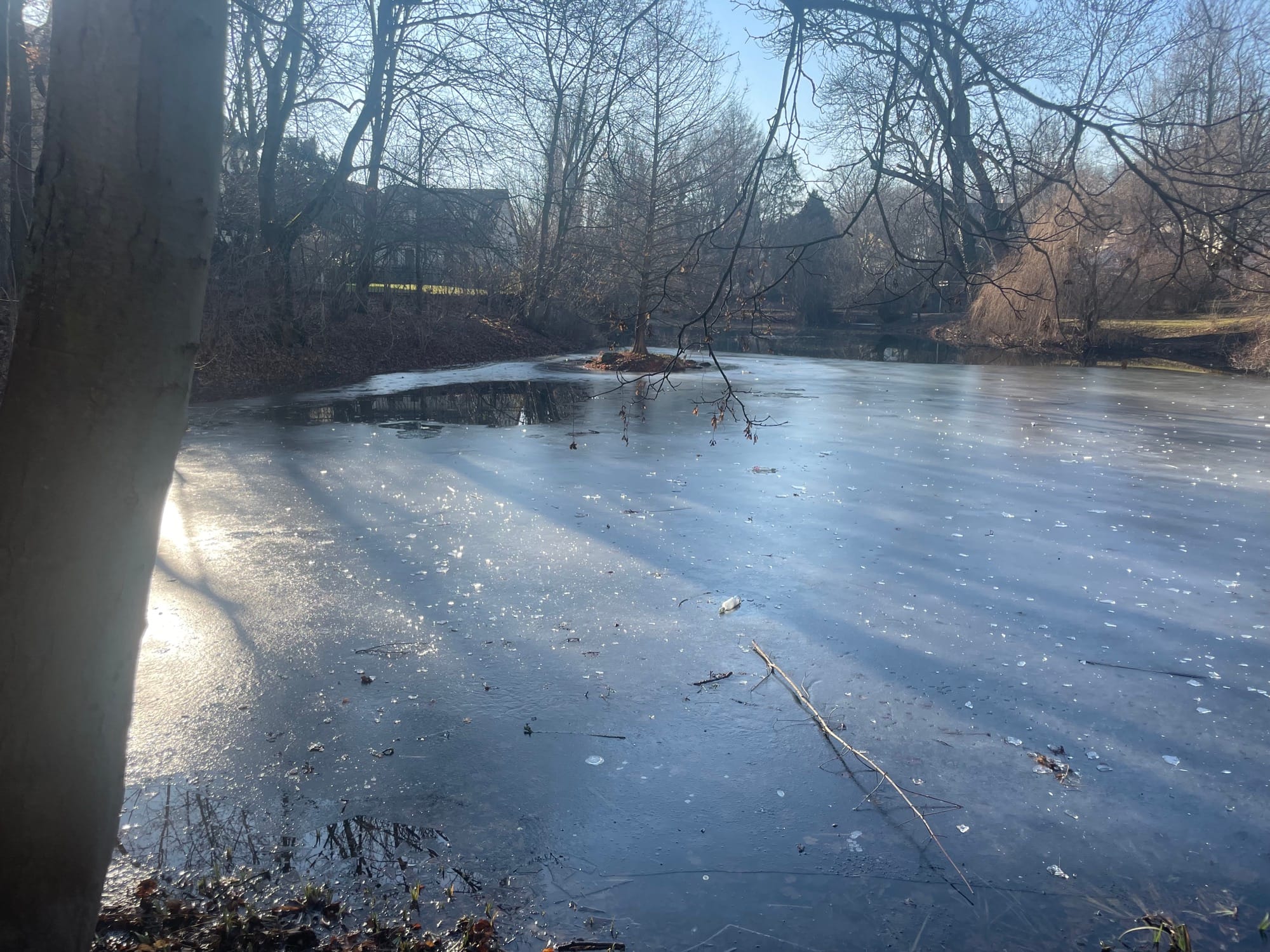 Ein auftauen der See, die Sonne scheint, und das Wasser kämpft sich an die Oberfläche.
