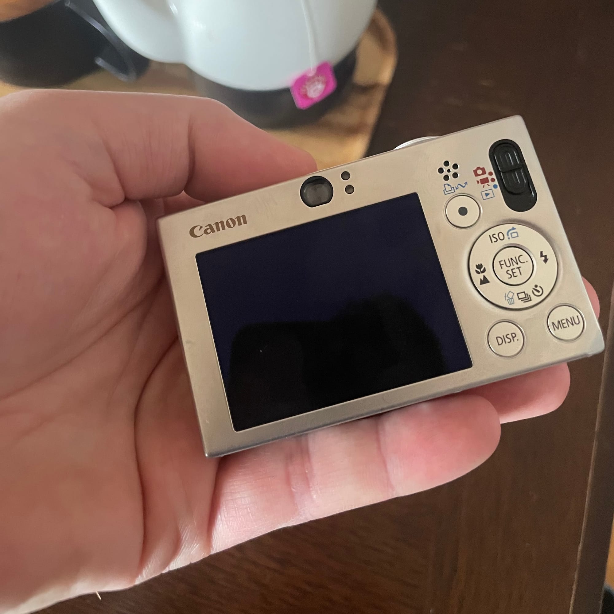 Canon Digital Ixus von hinten. Die Kamera ist ausgeschaltet.