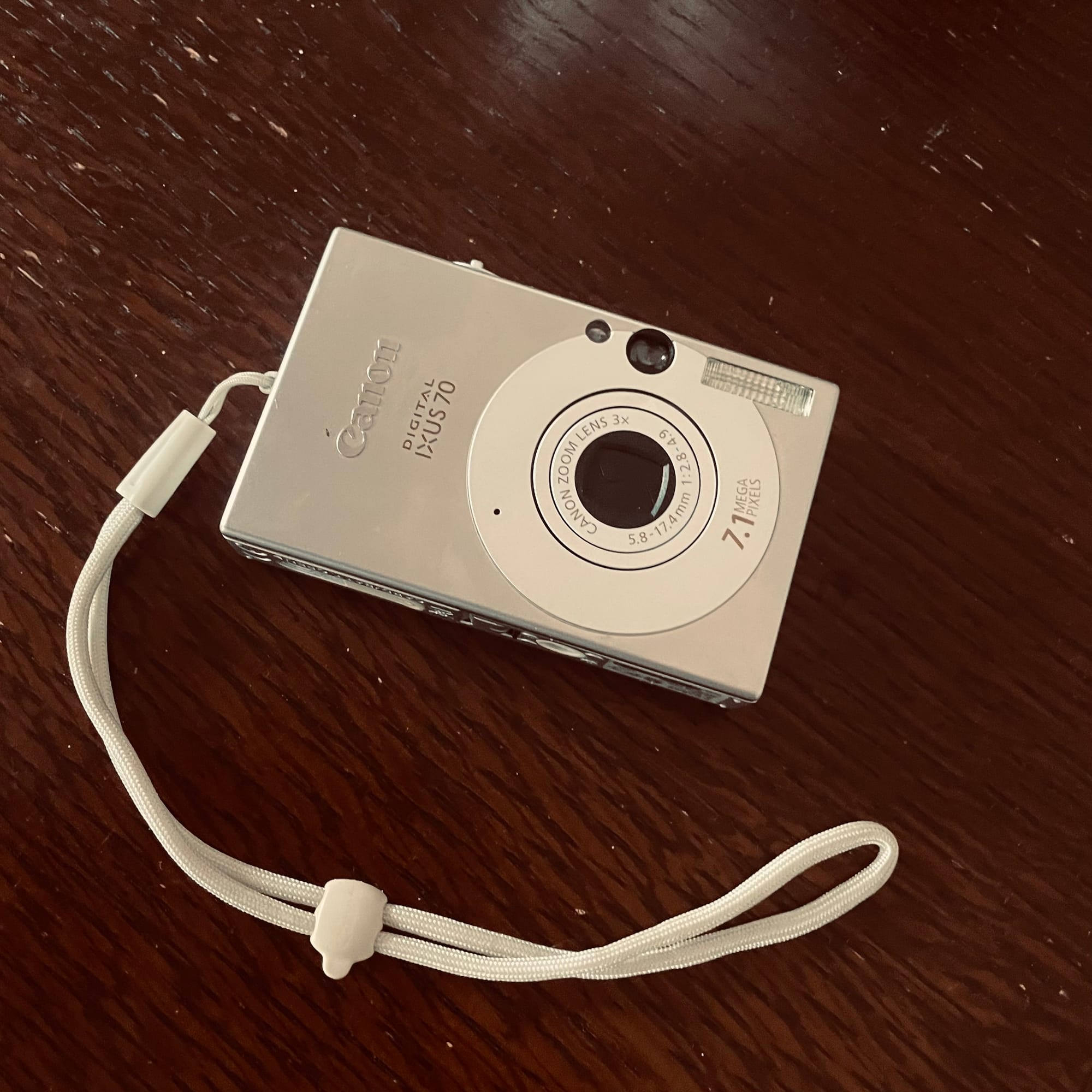 Canon Digital IXUS 70 auf Holztisch