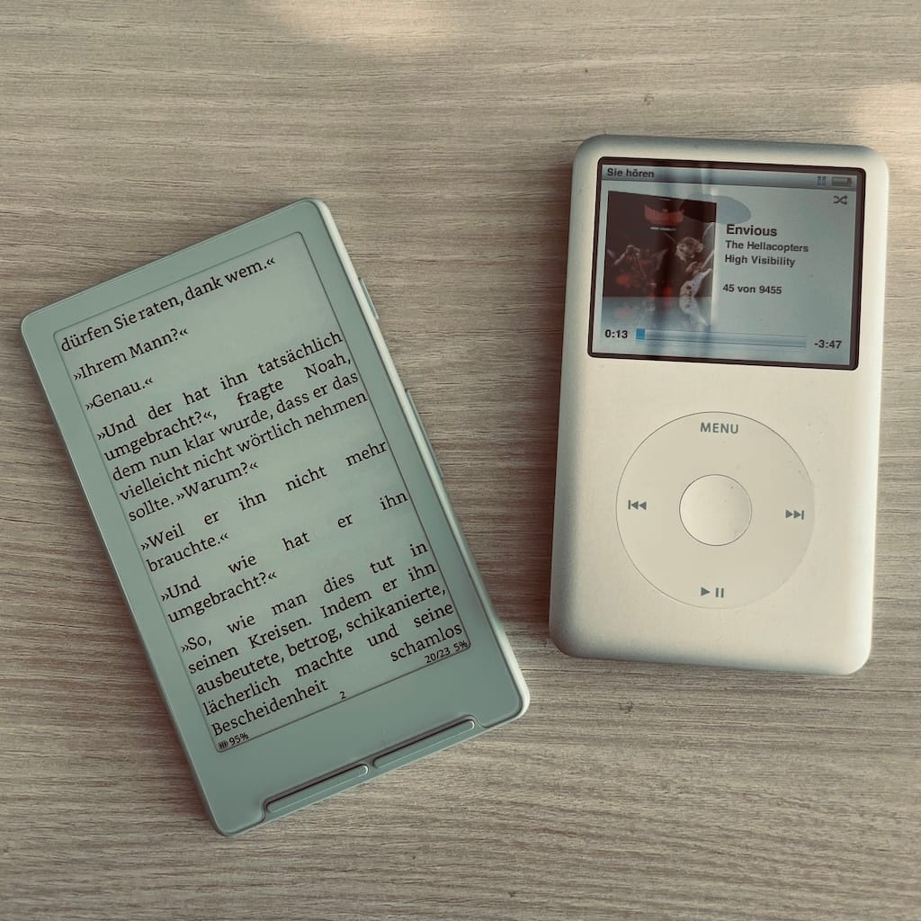 Mein Xteink X4 (mit dem Buch Wut und Liebe) und mein iPod Classic (mit dem Song Envious der mighty Hellacopters)
