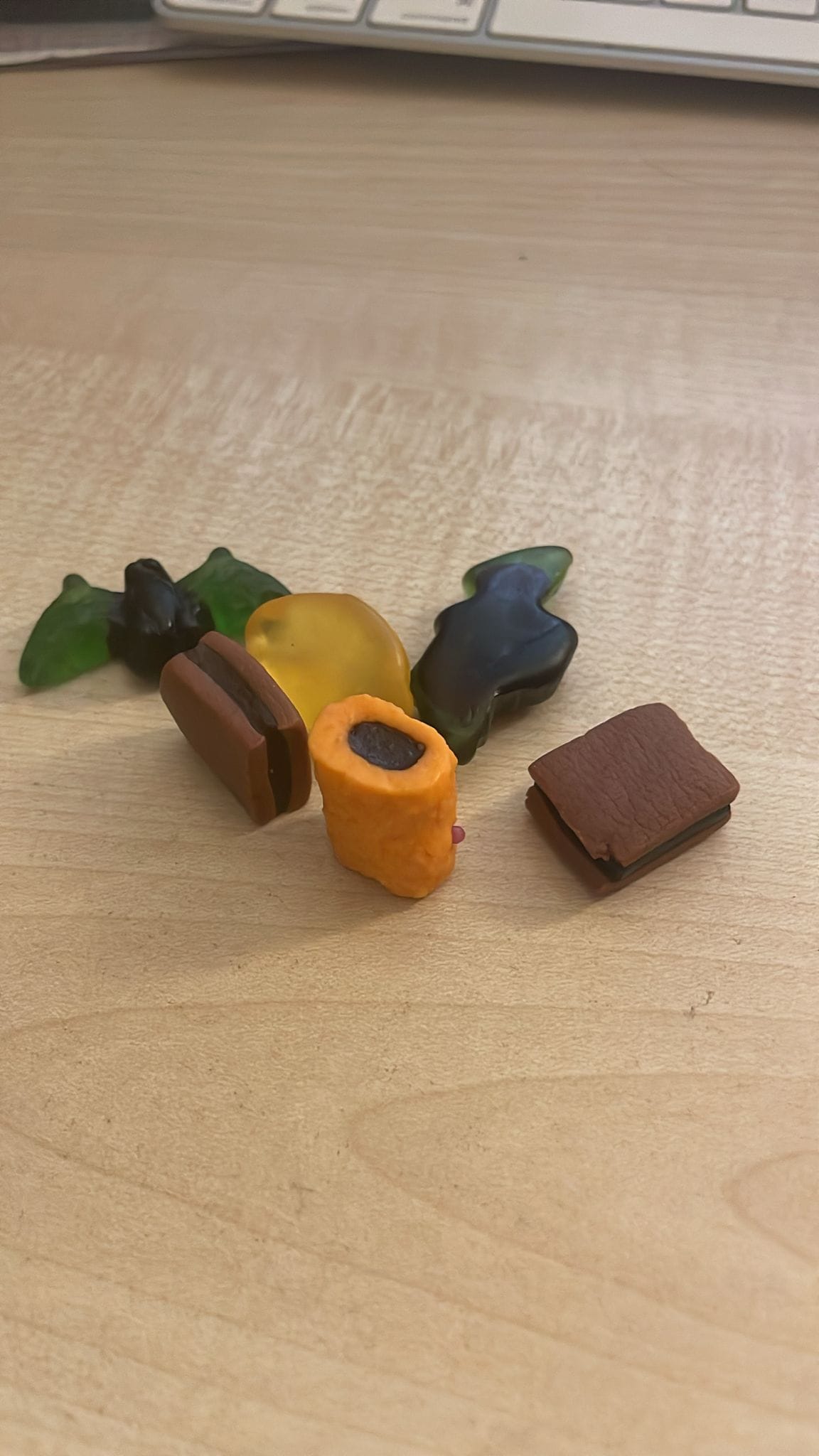 Gummibärchen liegen auf einem Tisch