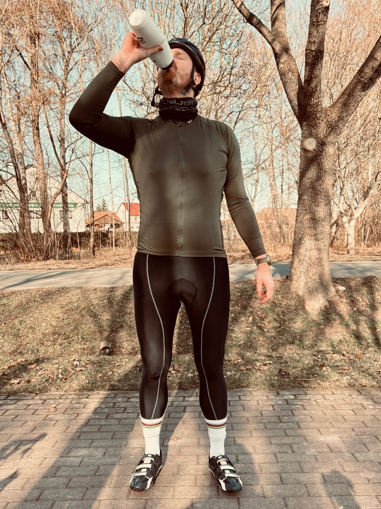 Rennradmaschinenmontag trinkt Wasser