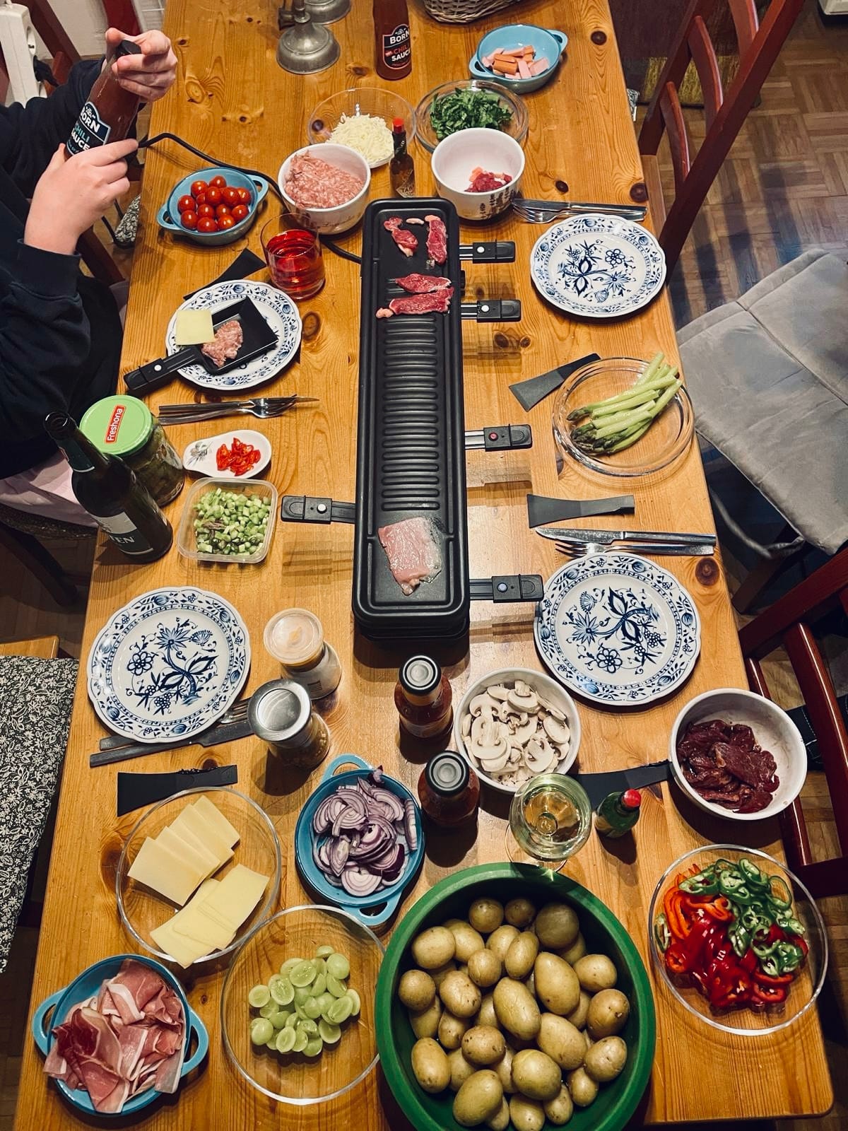 Eine Tafel mit allerlei Essen